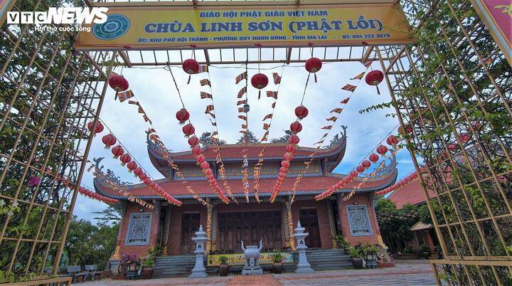 Gia Lai ngày nay không chỉ nổi tiếng và thu hút bởi những tầng sâu văn hóa - lịch sử. Chùa Linh Sơn cùng với các hệ thống tháp Chăm như tháp Đôi, tháp Bánh Ít, tháp Dương Long...đang tạo nên một dải hành trình các di tích lịch sử.