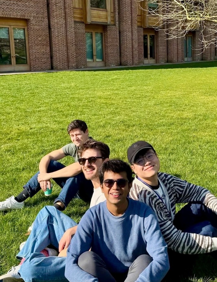 Công Minh (đội mũ) và các bạn theo học thạc sĩ tại Đại học Cambridge.