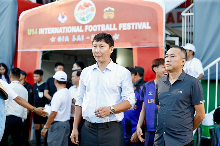 HLV Kim Sang Sik xem "đám trẻ" nhà bầu Đức hạ đẹp đội bóng Nhật Bản - 3