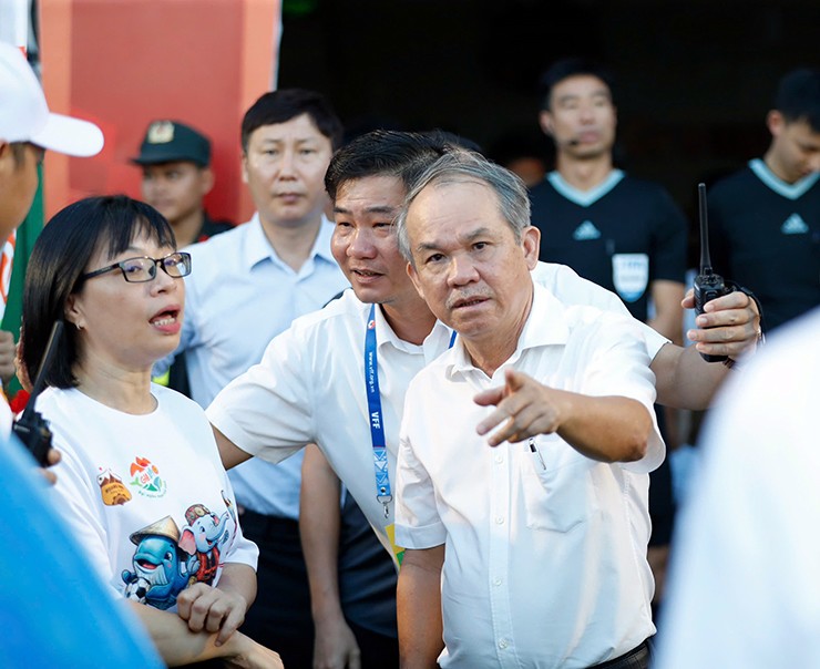 HLV Kim Sang Sik xem "đám trẻ" nhà bầu Đức hạ đẹp đội bóng Nhật Bản - 8