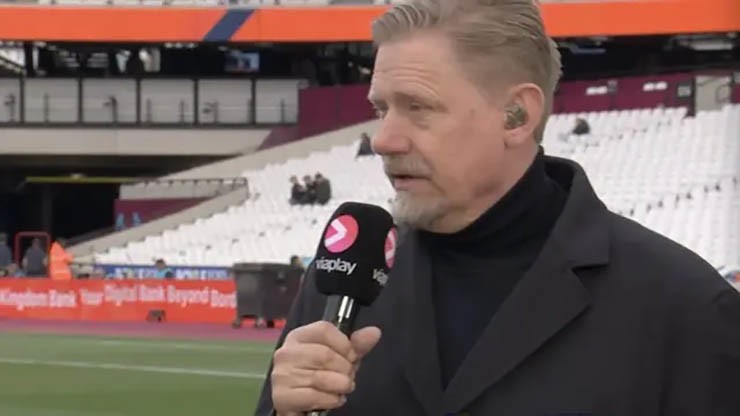 Peter Schmeichel chỉ trích trọng tài VAR