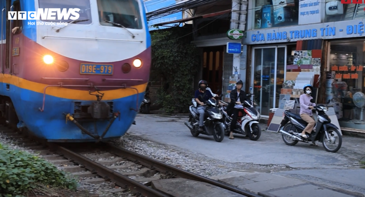 Thót tim cảnh người Hà Nội bất chấp vượt rào chắn, 'đua' tốc độ với tàu hoả - 14