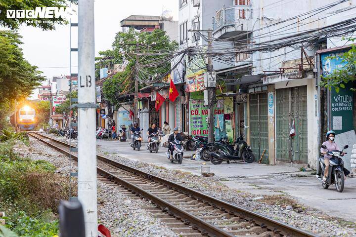 Thót tim cảnh người Hà Nội bất chấp vượt rào chắn, 'đua' tốc độ với tàu hoả - 13
