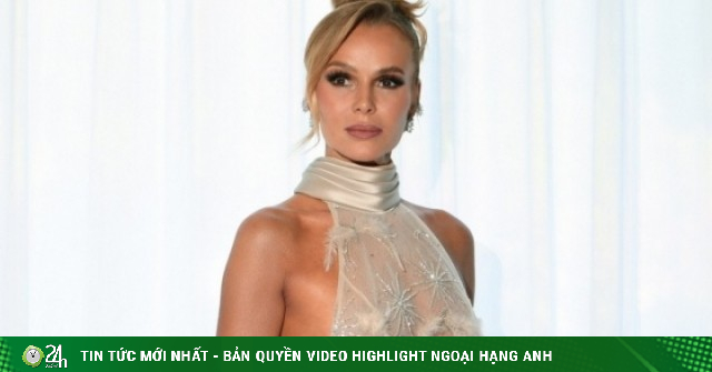 Nữ ca sĩ diện váy xuyên thấu khoe dáng nóng bỏng ở tuổi 55