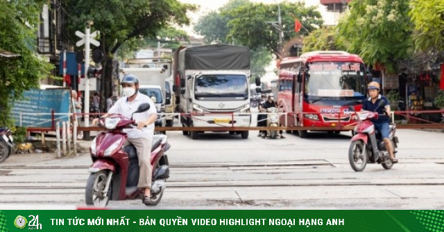 Thót tim cảnh người Hà Nội bất chấp vượt rào chắn, 'đua' tốc độ với tàu hoả