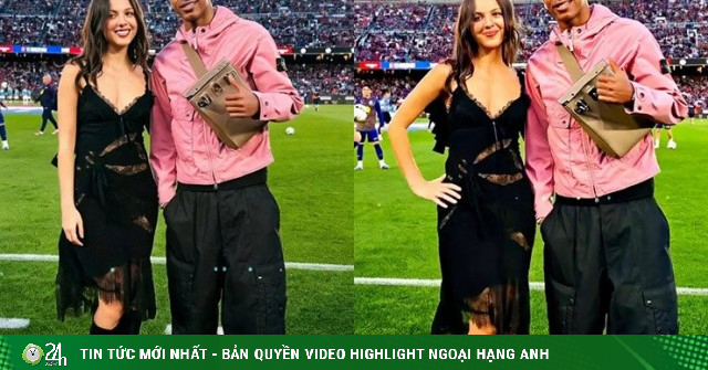 Mỹ nhân khoe vòng 1 gợi cảm, chụp ảnh cùng Yamal gây sốt ở siêu kinh điển