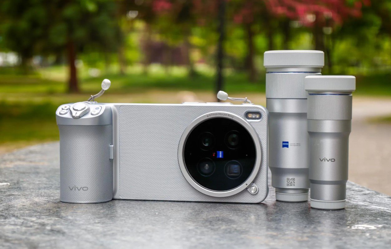 Vivo X300 Ultra khi đi kèm phụ kiện.