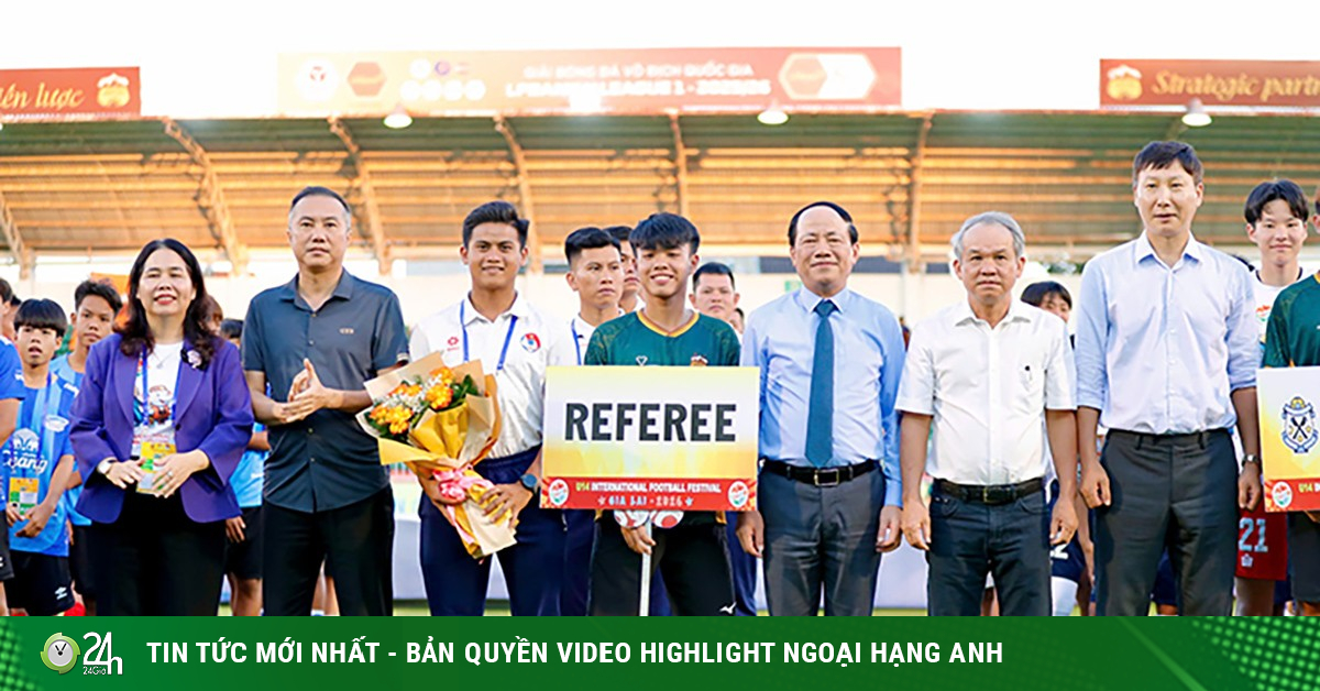 HLV Kim Sang Sik xem "đám trẻ" nhà bầu Đức hạ đẹp đội bóng Nhật Bản