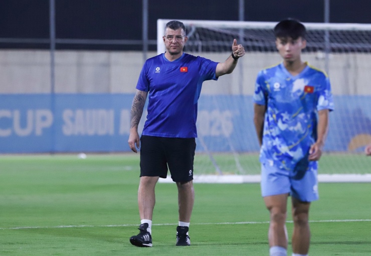 U17 Việt Nam quyết đấu UAE, HLV Cristiano Roland làm điều đặc biệt - 10