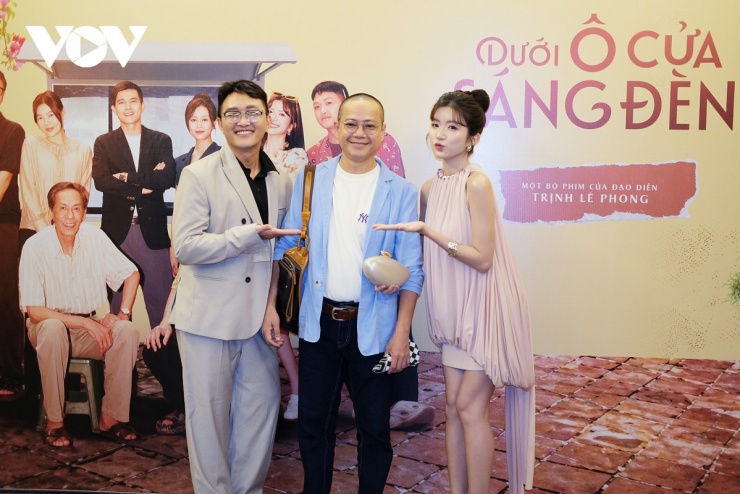 Ngọc Huyền bên đạo diễn Trịnh Lê Phong và diễn viên Hoàng Du Ka