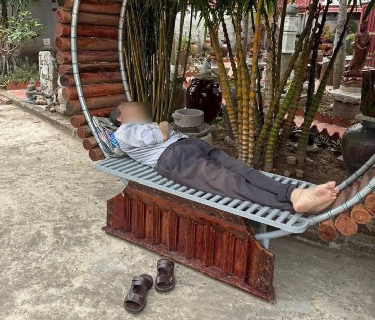 Người đàn ông được sư trụ trì phát hiện nằm tại khuôn viên chùa cùng đồ đạc cá nhân và mảnh giấy viết tay