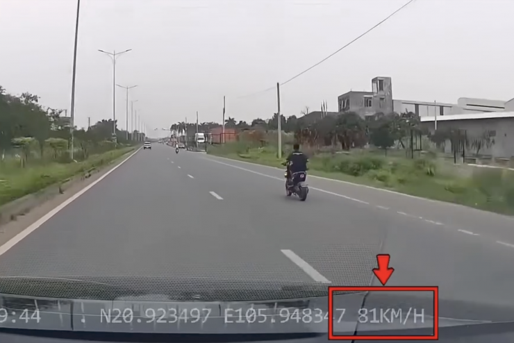 Nam sinh đi xe đạp điện vượt ô tô đang di chuyển với vận tốc 81km/h. Ảnh: CACC