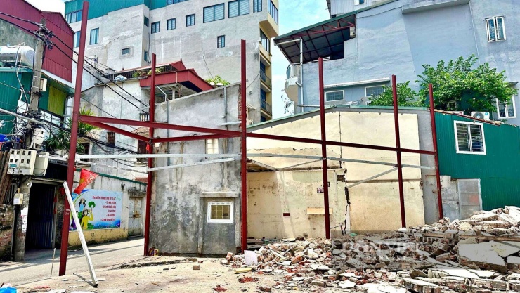 Nhiều cụm nhà dân bị tháo dỡ, giải phóng mặt bằng một phần diện tích, một phần còn lại trở nên méo mó, nhỏ hẹp.