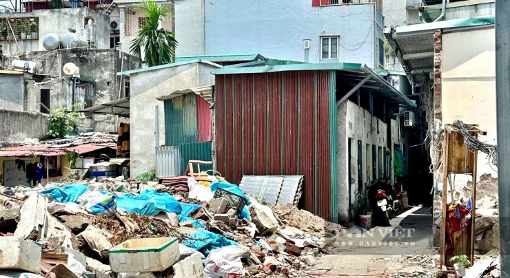 Trước thực trạng này, lãnh đạo Thành phố đã nhiều lần yêu cầu các xã, phường và các đơn vị liên quan tăng cường kiểm soát trật tự xây dựng, xử lý dứt điểm các công trình vi phạm, không để phát sinh thêm sai phạm mới.