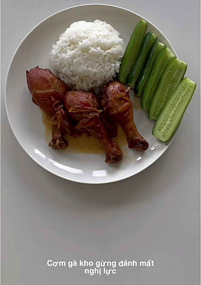 Nữ ca sĩ cũng thực hiện thành công những món kho khác như gà kho gừng, thành phẩm quá ngon khiến cô "đánh mất nghị lực".