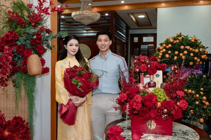 Cầu thủ Văn Thanh chuẩn bị một bó hoa tông đò đồng điệu với mâm lễ vật để dành tặng bạn gái Bích Hạnh trong ngày dạm ngõ hôm 26/2.