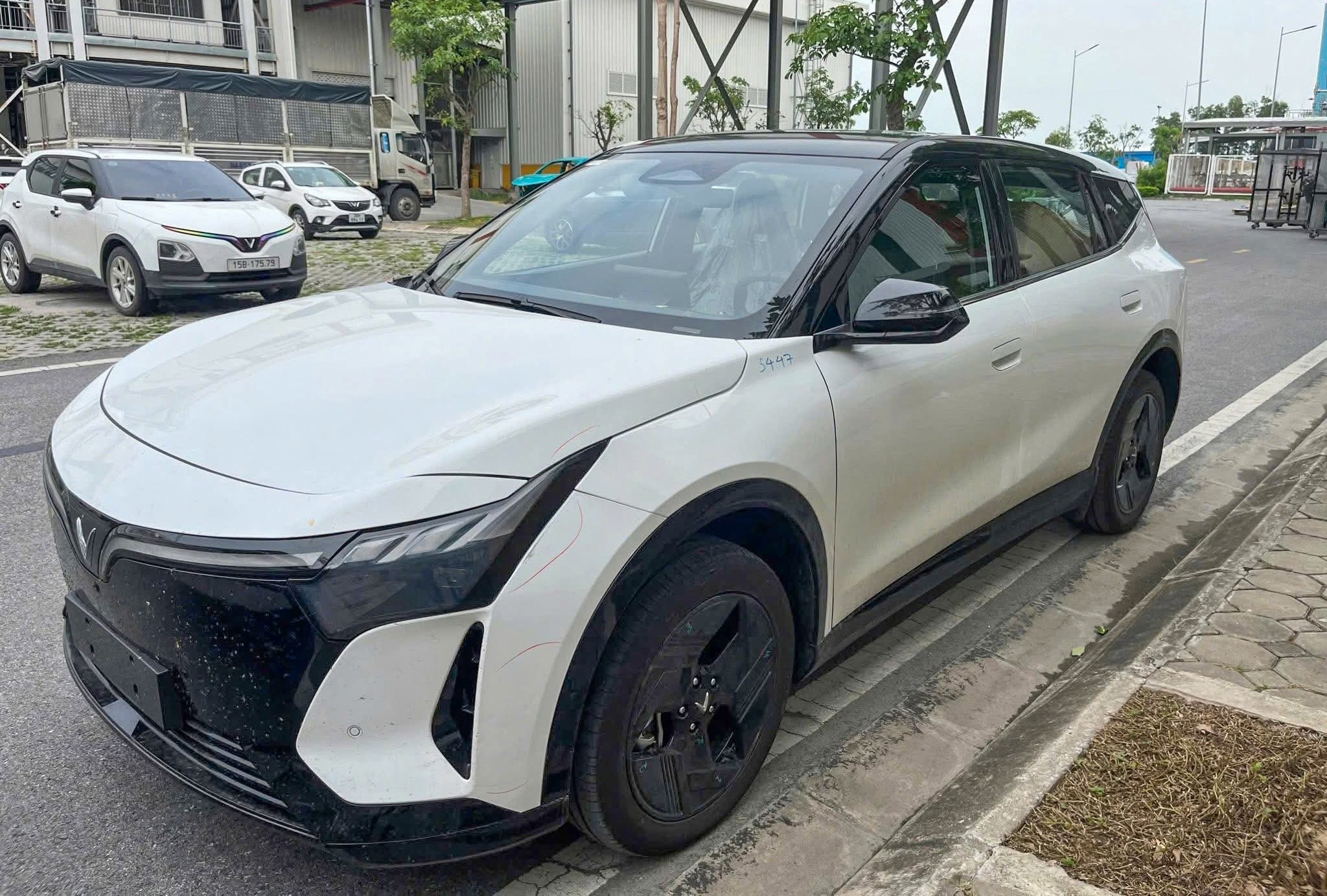 Hình ảnh rò rỉ cũng cho thấy xe được trang bị bộ mâm khá giống với dòng xe VF MPV 7.
