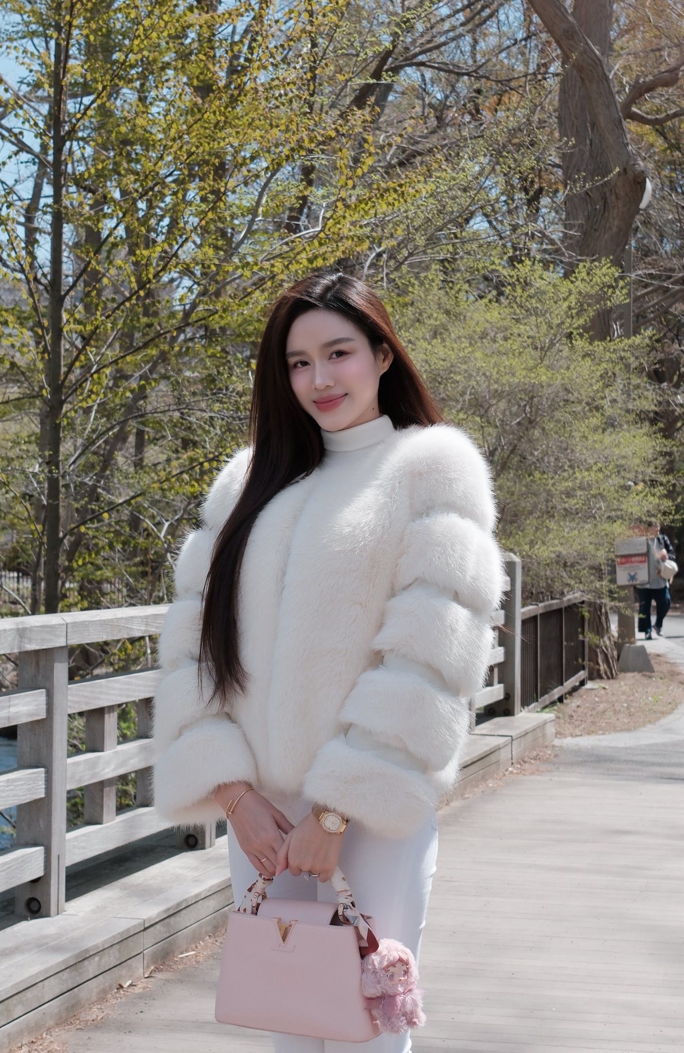 Mới đây, nàng hậu xứ Thanh khoe đi du lịch Nhật Bản trượt tuyết cùng chồng doanh nhân. Ngoài nhan sắc ngày càng xinh đẹp, nhiều khán giả còn khen cô và chồng có tướng phu thê.