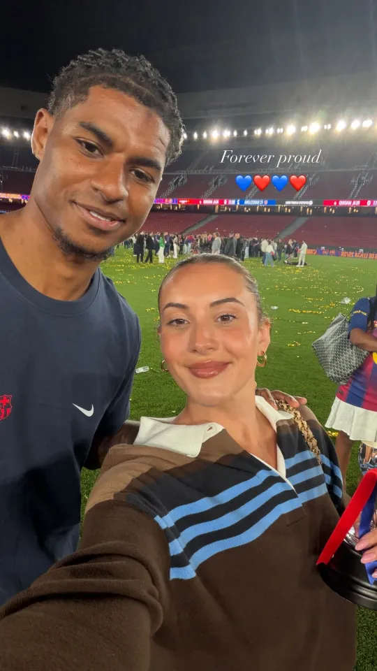 Bạn gái chia vui cùng Rashford
