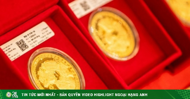 Giá vàng tăng vọt bất chấp dầu leo thang, giới đầu tư nhắm mốc 5.000 USD