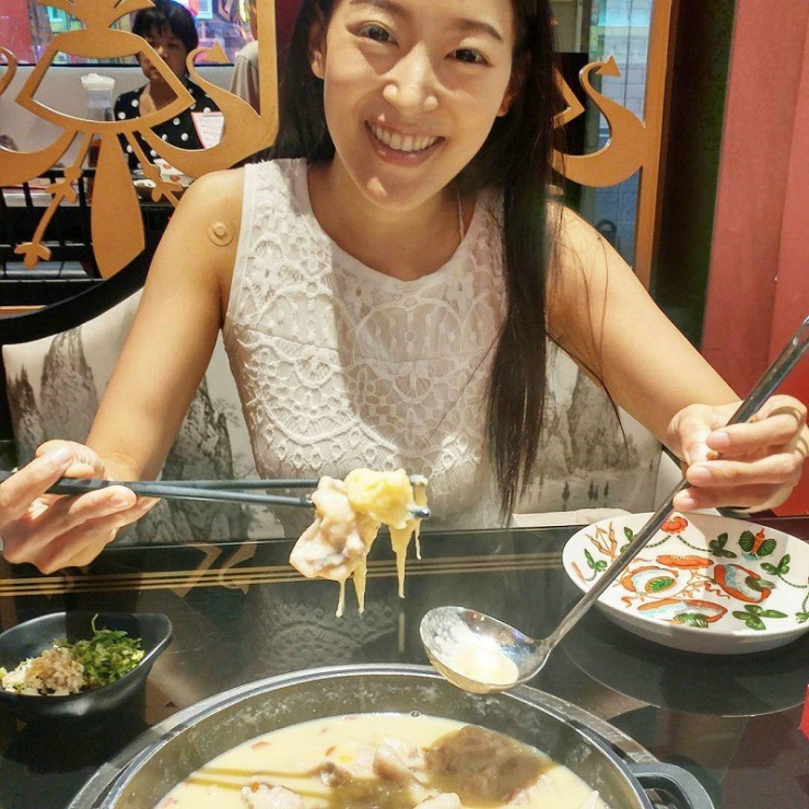 Tiệm lẩu "sầu" ở Quảng Đông, Trung Quốc này luôn trong tình trạng đông khách. Mỗi ngày, dòng người xếp hàng để được thưởng thức món ăn này không ngớt. Hai người ăn một set lẩu vừa no giá khoảng 300 tệ (khoảng 1 triệu đồng). Nếu muốn thêm sầu riêng, thì 500 gram giá 88 tệ (khoảng 300.000 đồng). Giá sẽ hơi đắt một chút vì sầu riêng bình thường giá cũng khá cao mà còn nhập khẩu từ nước khác về. Do đó, giá sẽ nhỉnh hơn một chút. Để đảm bảo thưởng thức trọn vẹn món ăn này bạn cứ chuẩn bị hầu bao rủng rỉnh xíu là ổn.