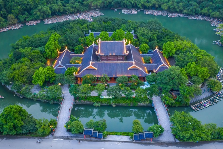 Nơi này còn lưu giữ dấu tích của người tiền sử và những nền văn hóa phong phú, giao thoa giữa quá khứ và hiện tại. Với sự hòa quyện độc đáo đó, Tràng An là điểm đến của những người muốn khám phá và trải nghiệm.
