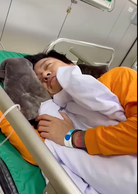 Hình ảnh Tuấn Hưng truyền nước ở bệnh viện. Ảnh chụp màn hình