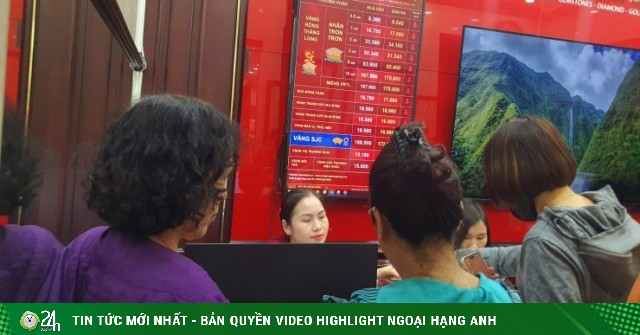 Giá vàng giảm, cửa hàng vắng khách, chuyên gia dự đoán vàng sẽ đạt 5.000 USD/oz