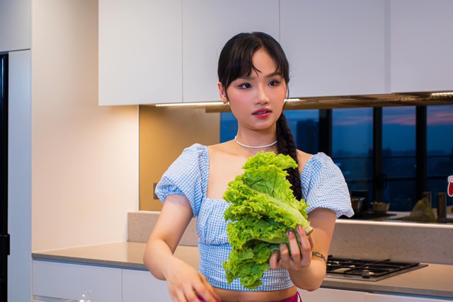 Trong đó, gây chú ý nhất chính là không gian bếp, Miu Lê cũng từng chia sẻ cô thích tự nấu ăn và sẽ nấu theo cách của riêng cô nên không mấy ngạc nhiên khi căn bếp của cô lại đầy đủ đồ dùng đến vậy.