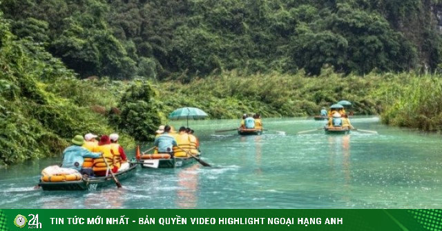 Du khách đến Tràng An bất ngờ với làn nước xanh ngọc bích tuyệt đẹp