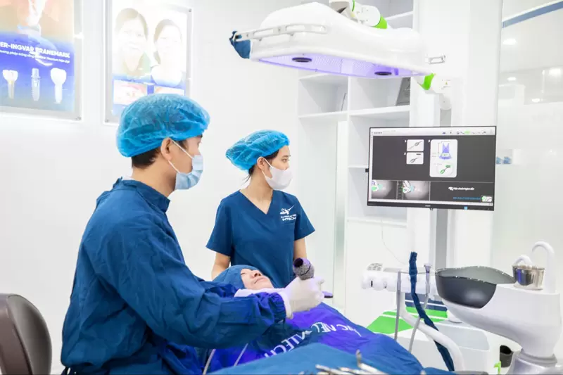Ứng dụng X-Guide trong cấy ghép Implant giúp kiểm soát vị trí đặt trụ, hạn chế xâm lấn.