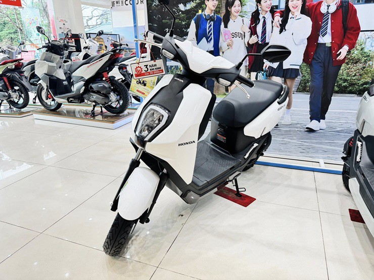 Loạt xe máy điện không cần bằng lái, pin tới 165 km/lần sạc - 2
