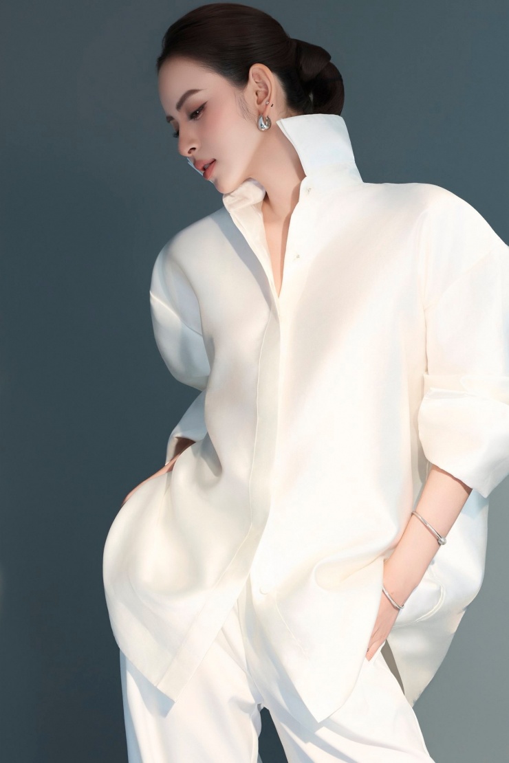 Không cần những gam màu nổi bật hay phomstyle cầu kỳ, cô chọn phong cách thời trang 'White on White' trên tinh thần “sang trọng - yên tĩnh” để tôn lên thần thái và vẻ đẹp hiện đại của người phụ nữ.