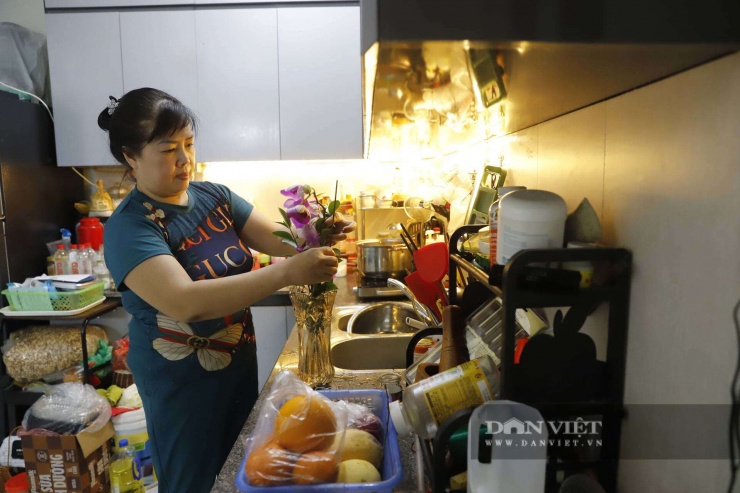 "Tôi ở khu Giang Văn Minh - Kim Mã sang đây tái định cư đã được khoảng gần 1 năm. Trước kia chỗ cũ ở nhà mặt đất nên thuận tiện kinh doanh, buôn bán và giao lưu với hàng xóm. Giờ sang bên này cũng có nhiều cái hạn chế. Chẳng hạn như hàng tháng mất thêm tiền phí dịch vụ, gửi xe và cũng khá buồn vì hiện tại ít cư dân sinh sống. Hy vọng sắp tới người dân sẽ đến ở đông vui hơn".