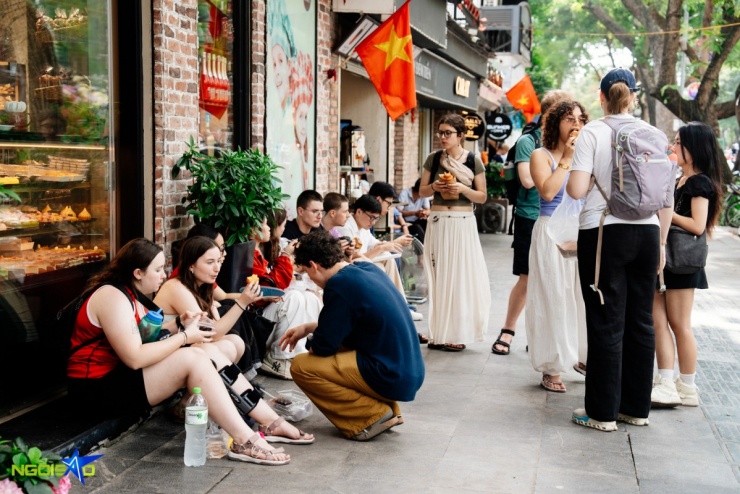 Mưu sinh trên những bậc thềm khi Hà Nội siết phạt lấn chiếm vỉa hè - 3