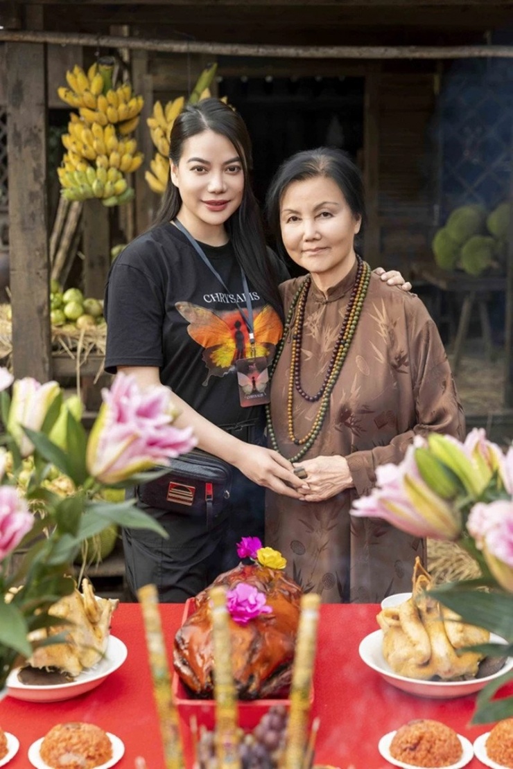 Trương Ngọc Ánh bên diễn viên Kiều Chinh.