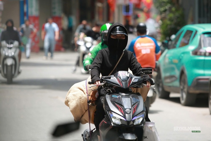 Người giao hàng chật vật di chuyển dưới thời tiết oi bức.