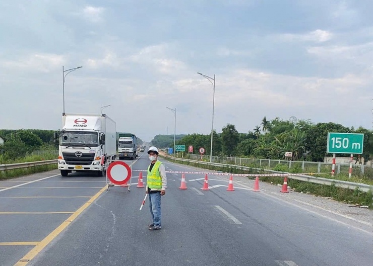 Phân luồng giao thông qua khu vực tai nạn