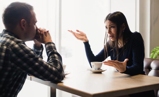Có những người mang tâm lý ghen tỵ, luôn cảm thấy khó chịu khi người từng ngang hàng với mình lại thành công hơn. Ảnh minh họa
