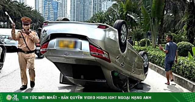 Ô tô ‘ngửa bụng’ tại Hà Nội sau sự cố bất ngờ