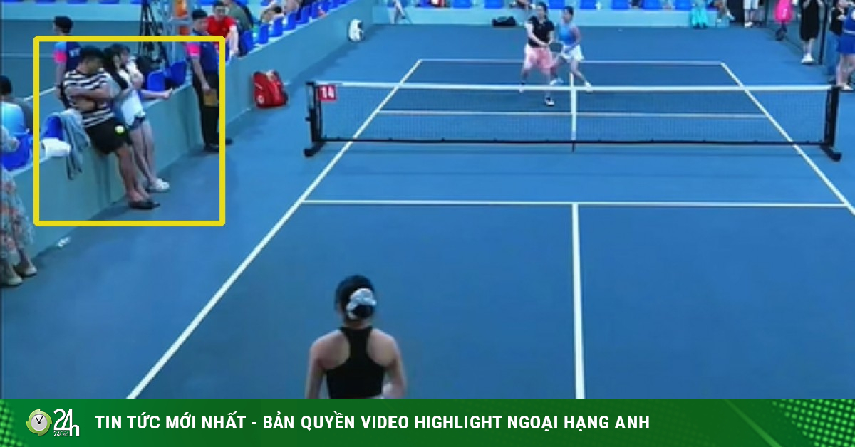 Bi hài pickleball: Chồng hét lớn cổ vũ vợ, bị đối thủ đánh trúng "chỗ hiểm"