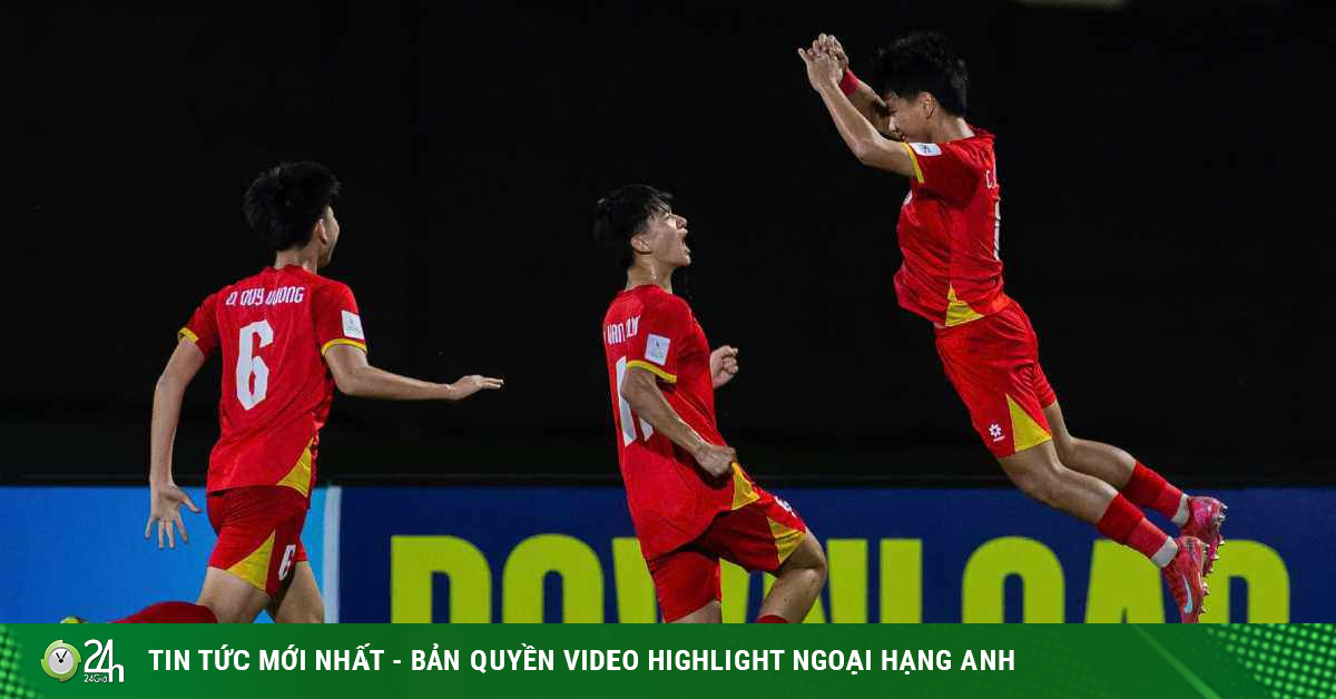 U17 Việt Nam giành vé dự World Cup: Vừa đi vừa học, thầy Roland xứng danh “phù thủy”