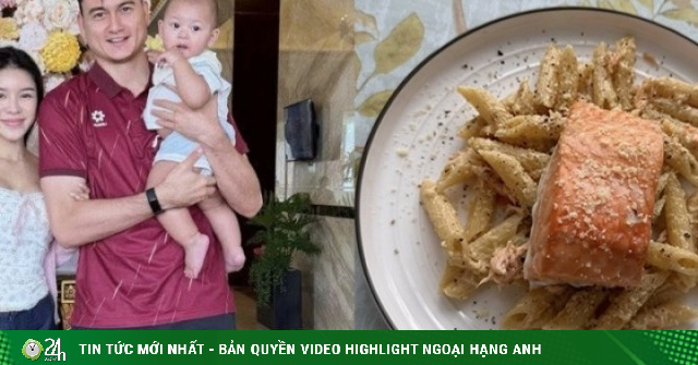 Vợ Văn Lâm khéo nấu món Âu chăm chồng
