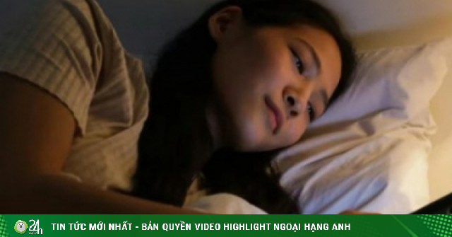 Sử dụng điện thoại trước khi ngủ nguy hiểm hơn nhiều người dùng nghĩ