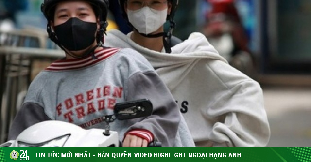Hà Nội 'hầm hập' nắng nóng đầu mùa, người dân kín mít áo chống nắng ra đường