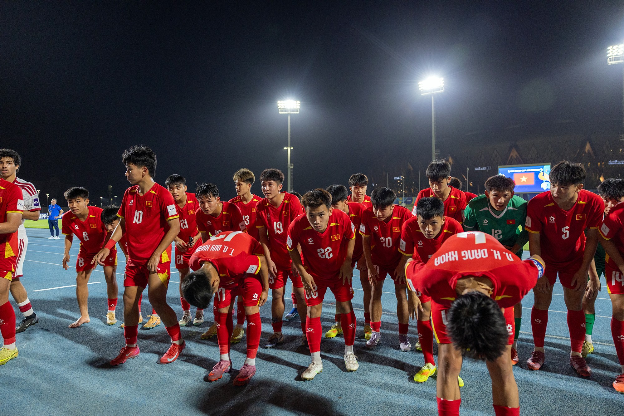Các tuyển thủ U17 Việt Nam lễ phép, cúi đầu cảm ơn người hâm mộ.