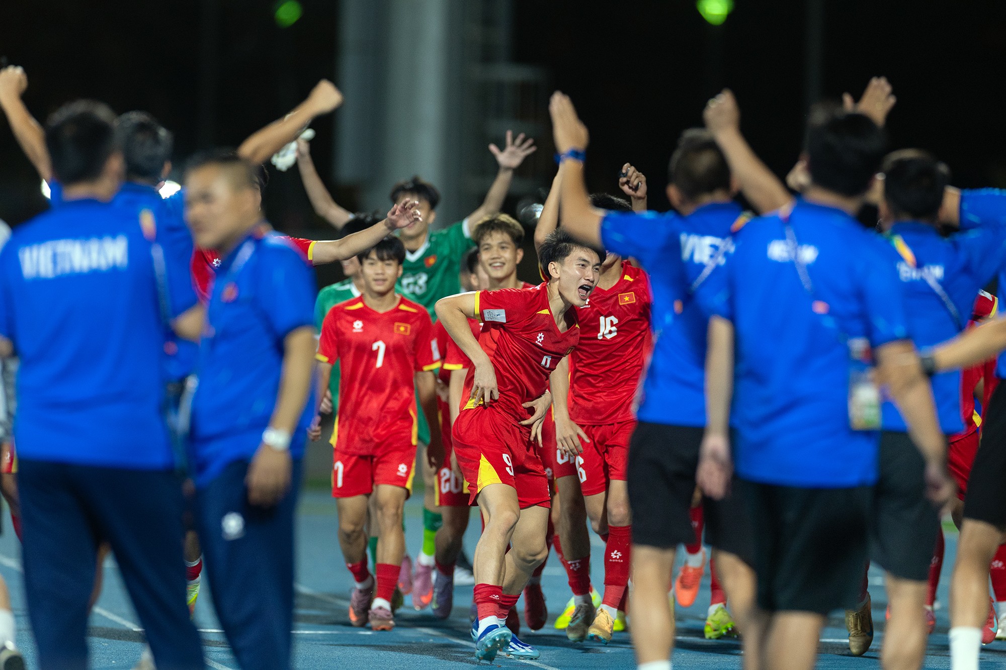 Chiến thắng kịch tính 3-2 trước U17 UAE giúp U17 Việt Nam giành vé vào tứ kết của giải U17 châu Á 2026 với tư cách đội nhất bảng C.