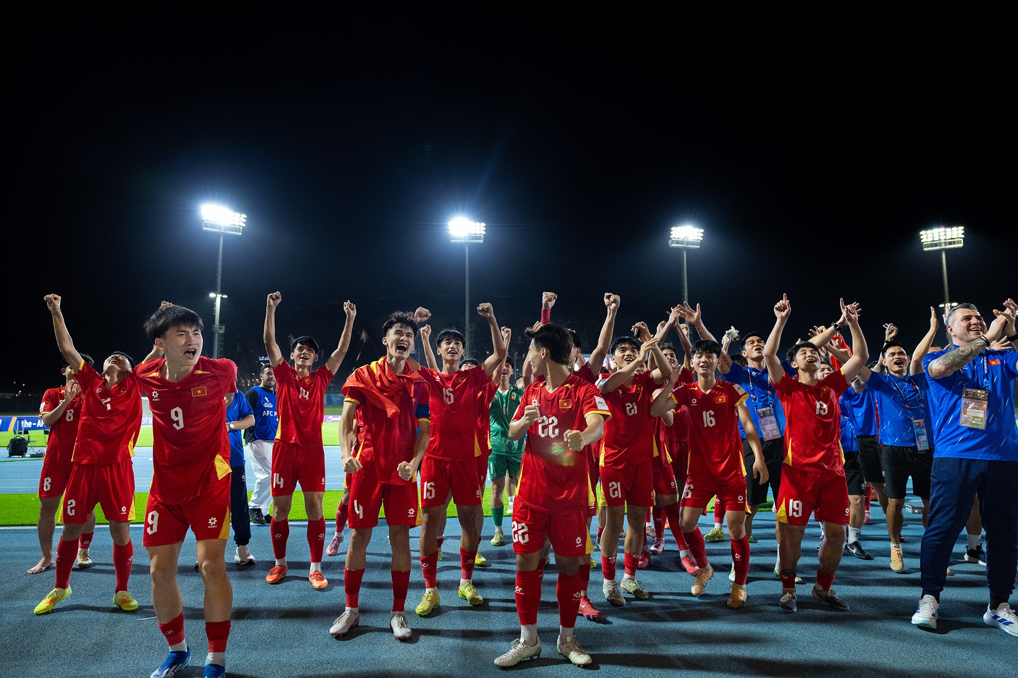 Tất nhiên, thầy trò HLV Cristiano Roland không quên tri ân số ít người hâm mộ có mặt ở Saudi Arabia cổ vũ U17 Việt Nam.
