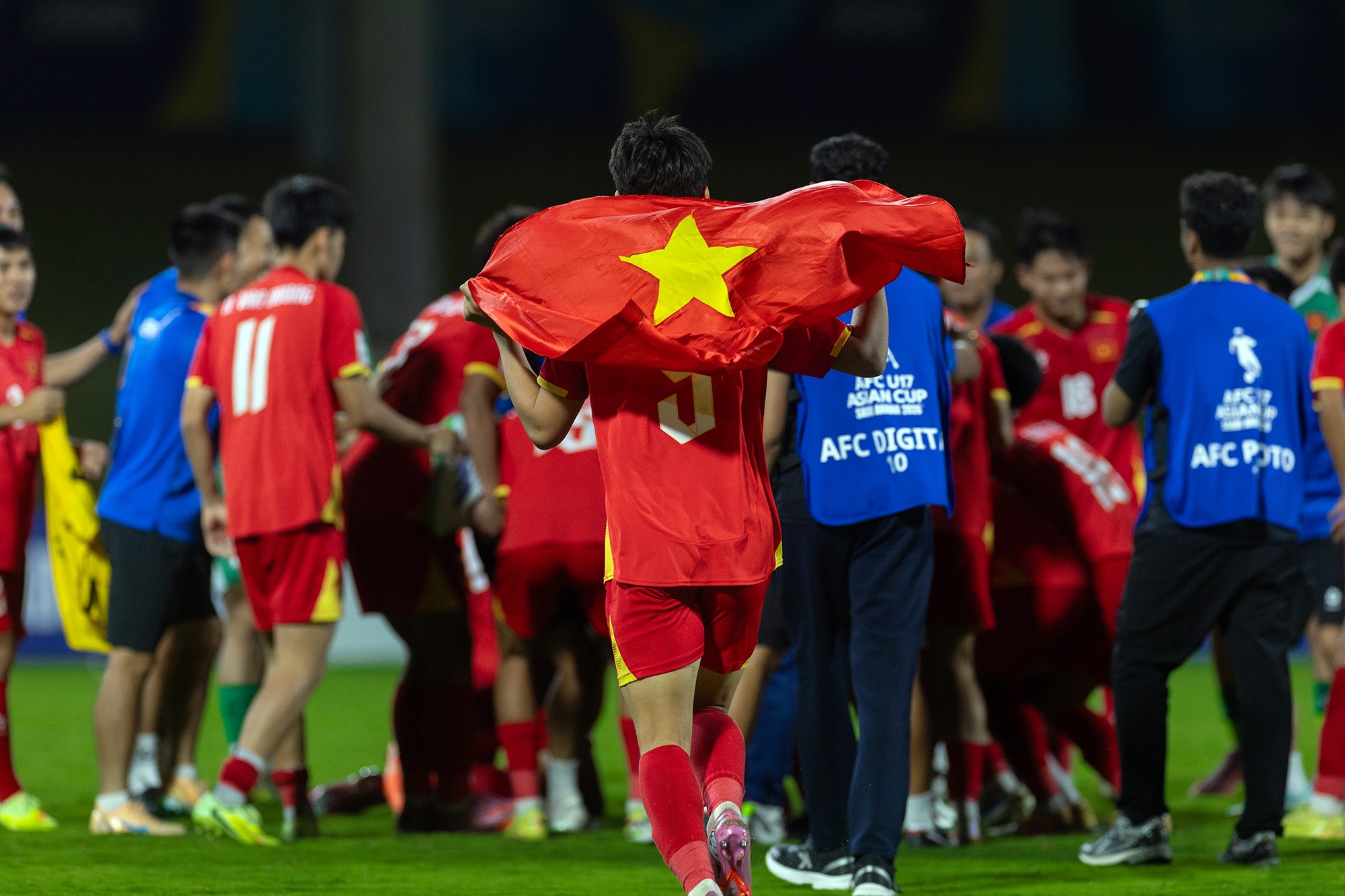 Không những thế, với việc vào tứ kết U17 châu Á 2026, U17 Việt Nam làm nên lịch sử khi lần đầu tiên có vé dự U17 World Cup.