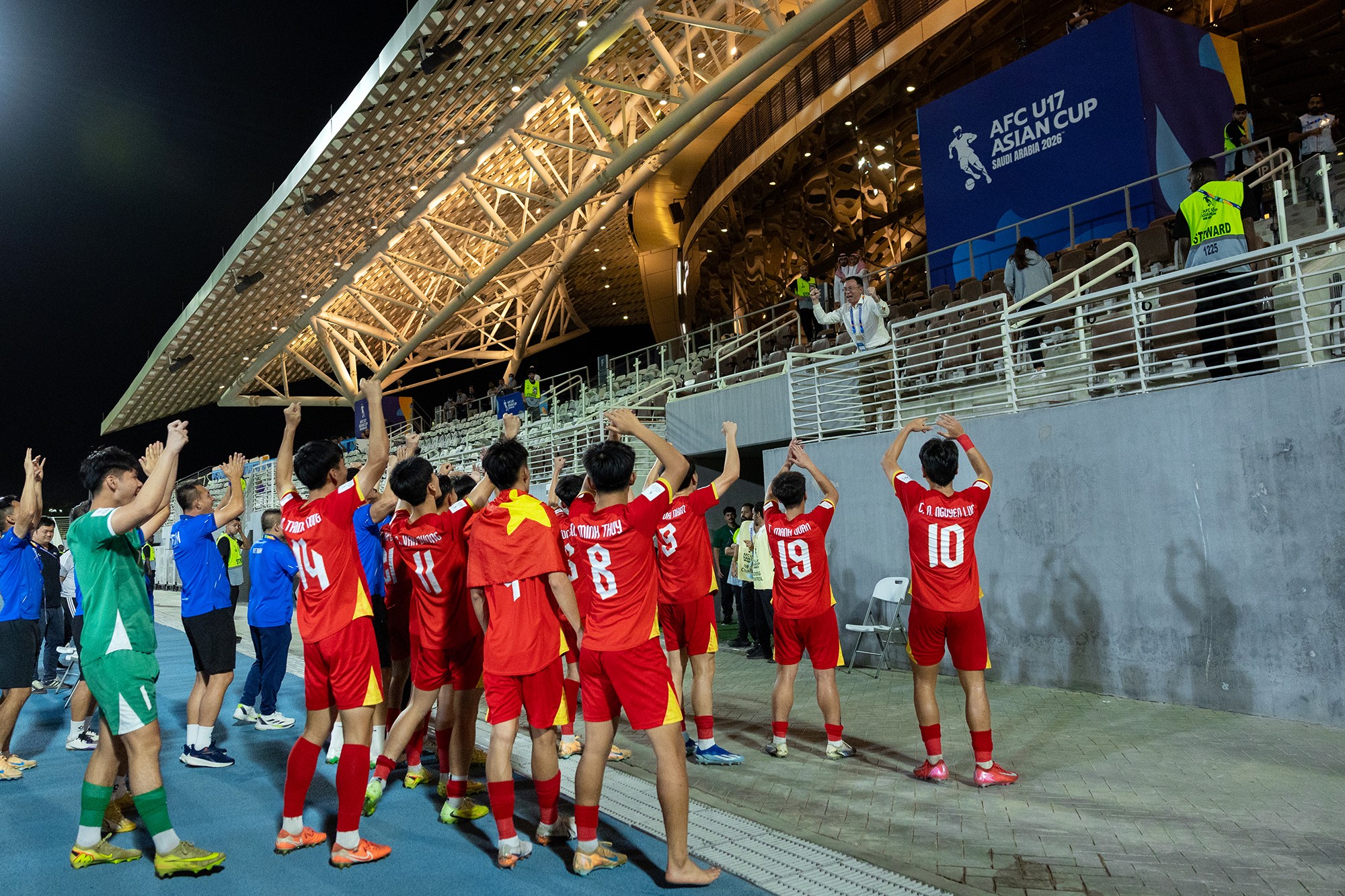 Có mặt tại Saudi Arabia với vai trò Chủ tịch Uỷ ban thi đấu của AFC, Chủ tịch VFF Trần Quốc Tuấn chia vui cùng toàn đội U17 Việt Nam.